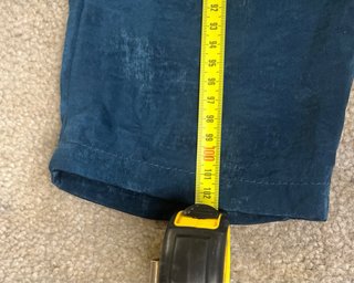 Pantalones azules con tachuelas