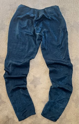 Pantalones azules con tachuelas