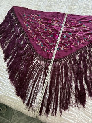 Mantoncillo buganvilla bordado con flores