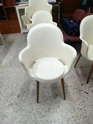Sillas blancas de plástico y madera