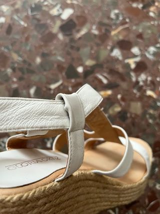 Sandalias Cuña Blancas y Beige