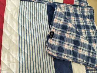 Colcha de cama a rayas y cuadros