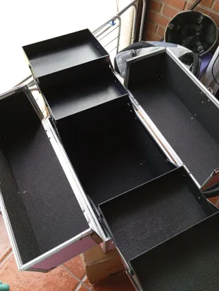 Maleta de maquillaje rosa y plata