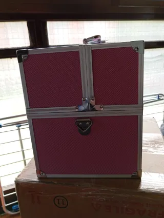 Maleta de maquillaje rosa y plata