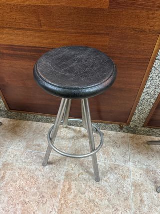 Taburetes de bar negros y plateados