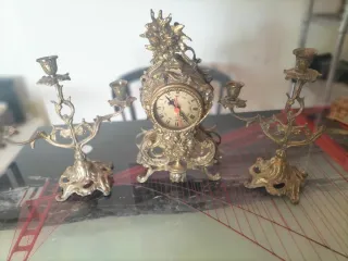 Reloj y candelabros antiguos dorados