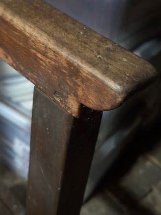 Sillón antiguo madera y cuero