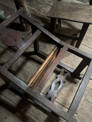 Sillón antiguo madera y cuero
