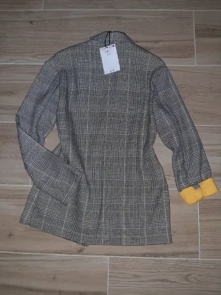 Blazer gris/amarillo Talla S/M.  NUEVA. Bershka