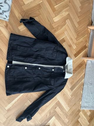 Cazadora vaquera Stradivarius con borreguito