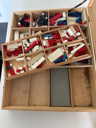 Caja de madera Lego con piezas Antigua