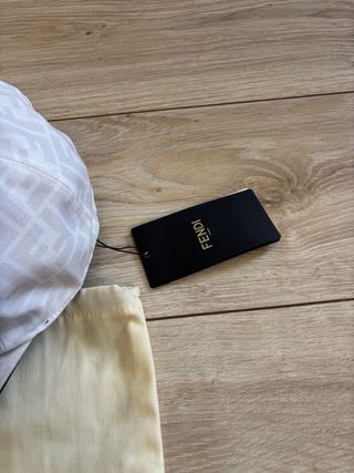 Gorra Fendi Beige y Blanca