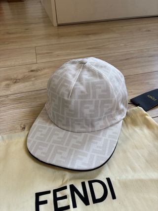 Gorra Fendi Beige y Blanca