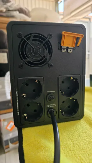 APC Easy UPS 1600VA / 900W