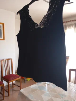 Camiseta tirantes negra con encaje
