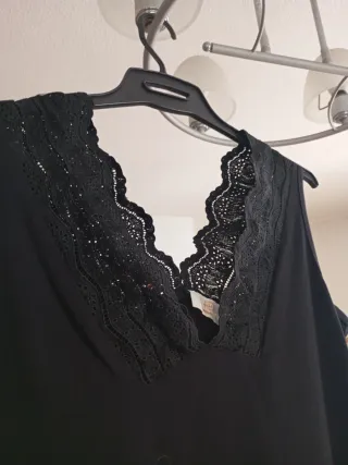 Camiseta tirantes negra con encaje