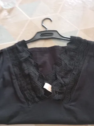 Camiseta tirantes negra con encaje