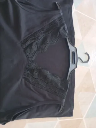 Camiseta tirantes negra con encaje