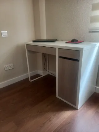 Escritorio Ikea blanco y madera