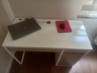 Escritorio Ikea blanco y madera