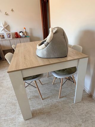 Mesa comedor madera y 5 sillas blancas