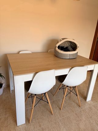 Mesa comedor madera y 5 sillas blancas