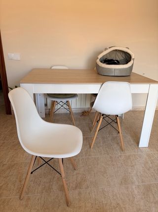 Mesa comedor madera y 5 sillas blancas