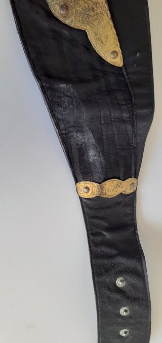 Cinturón vintage cuero negro y dorado