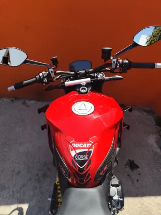 Ducati Naked Roja y Negra