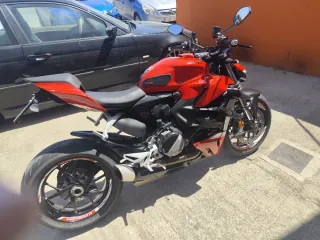 Ducati Naked Roja y Negra