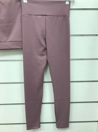 Conjunto deportivo top y leggings morado