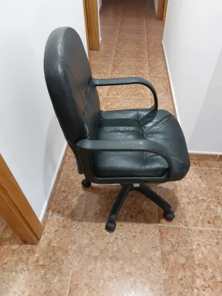 Silla de escritorio negra.  Gratis