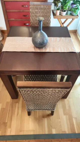 Mesa comedor y 4 sillas ratán