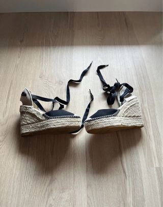 Alpargatas de cuña negras y beige