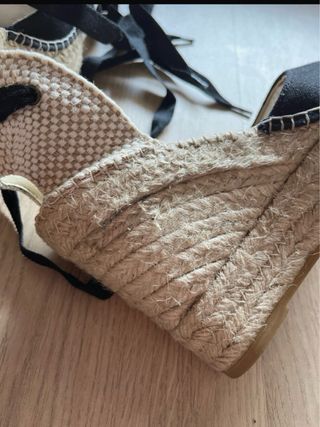 Alpargatas de cuña negras y beige