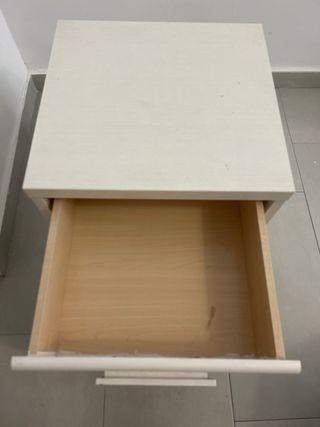 Mesita de noche blanca con ruedas