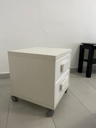 Mesita de noche blanca con ruedas