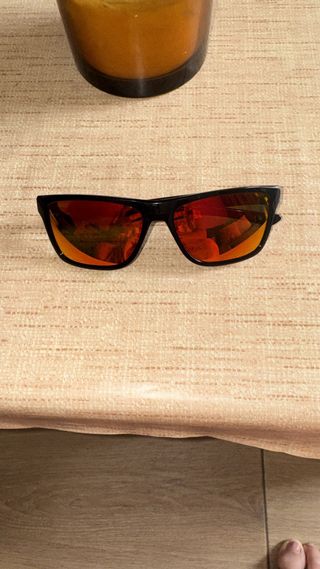 Gafas de sol negras y rojas