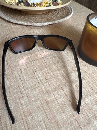 Gafas de sol negras y rojas