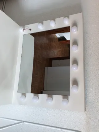 Se regala: Tocador con espejo y luces