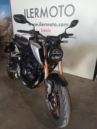 Honda CB125R Negra y Dorada