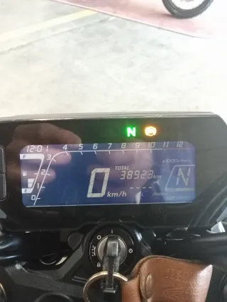 Honda CB125R Negra y Dorada