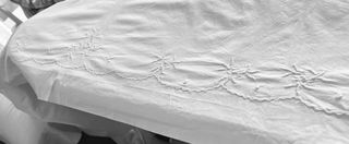 Vecchia biancheria da letto ricamata a mano in cotone