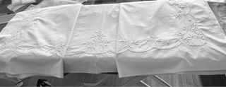 Vecchia biancheria da letto ricamata a mano in cotone