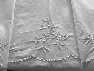 Vecchia biancheria da letto ricamata a mano in cotone
