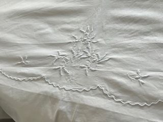 Vecchia biancheria da letto ricamata a mano in cotone