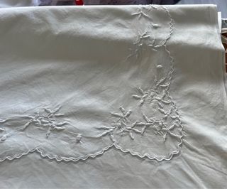 Vecchia biancheria da letto ricamata a mano in cotone