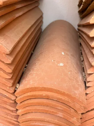 Tejas curvas cerámicas rojas