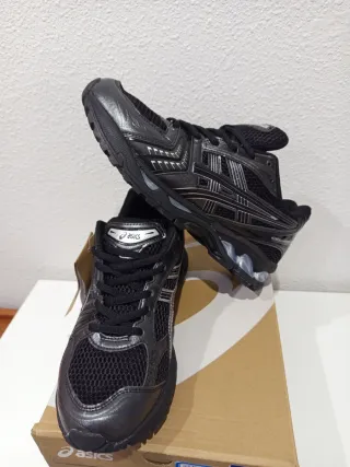 Deportivos Asics Negro y Plateado