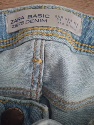 Pantalones vaqueros Zara desgastados con perlas